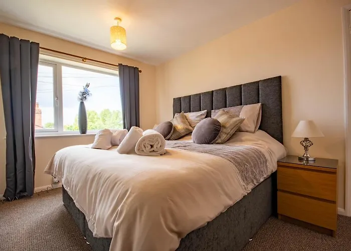 3-Bedroom House With Garden, Conservatory, In Centre Of Worcester