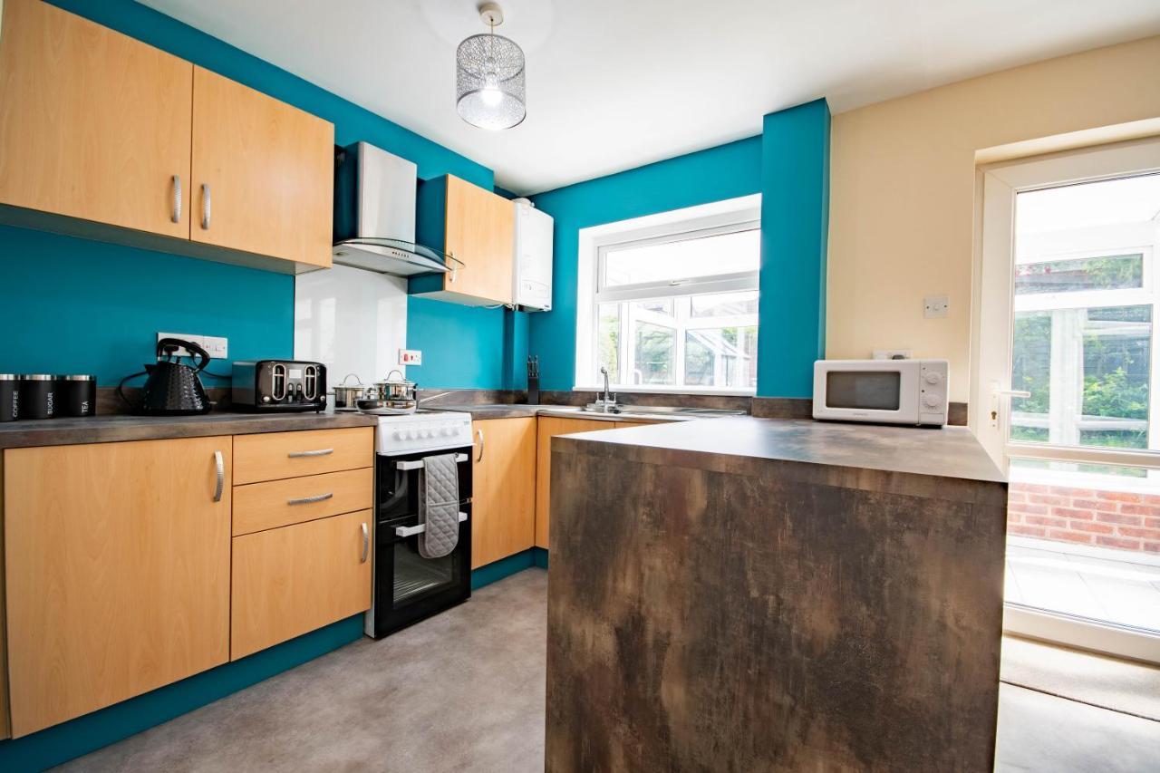 3-bedroom House With Garden, Conservatory, In Centre Of *