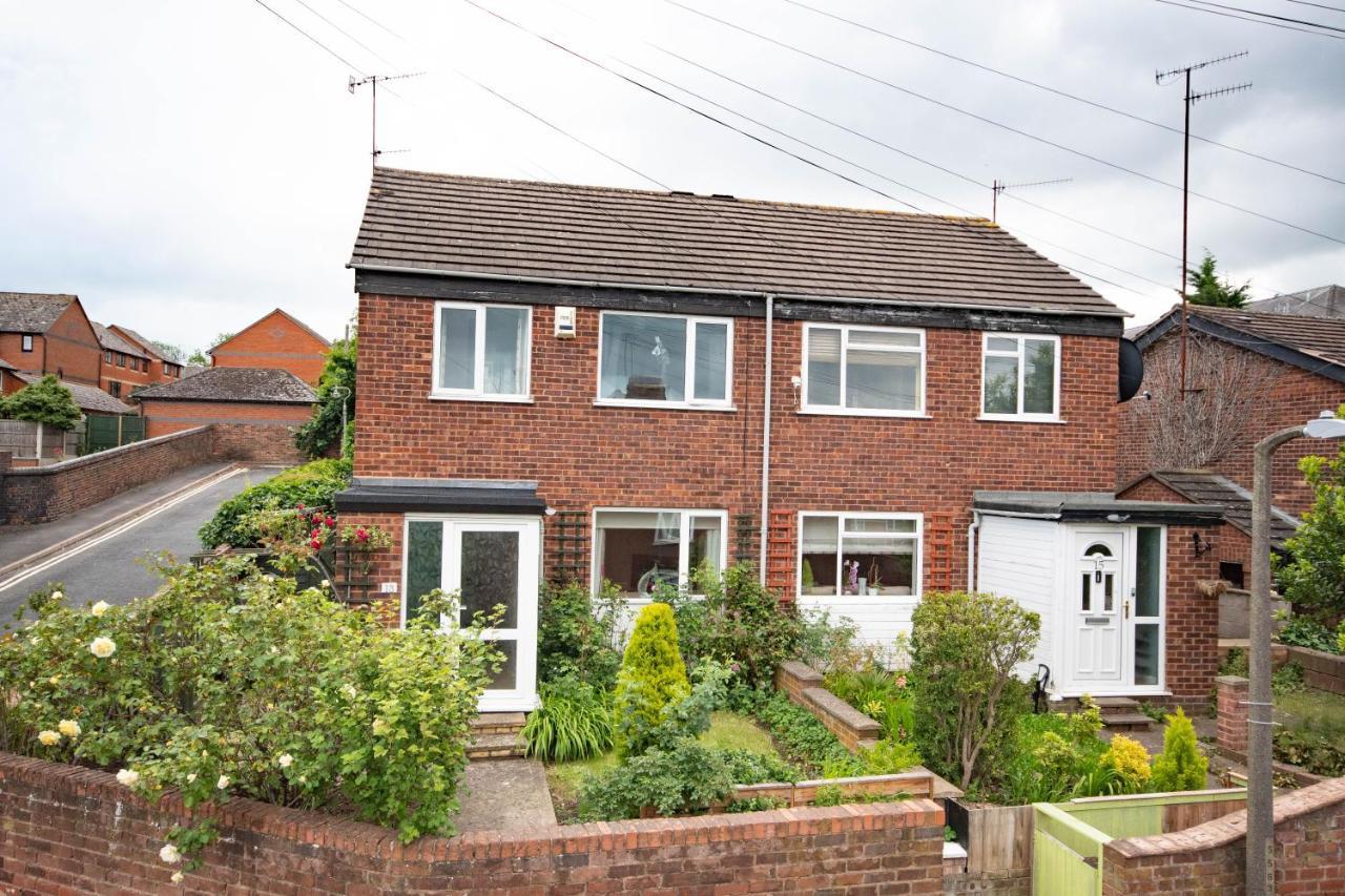3-bedroom House With Garden, Conservatory, In Centre Of *