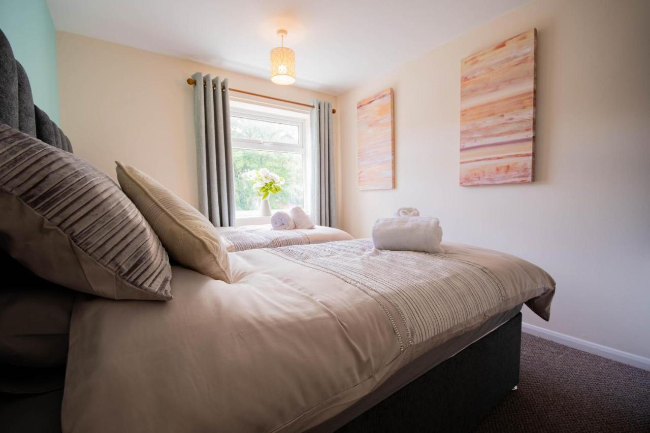 3-bedroom House With Garden, Conservatory, In Centre Of *