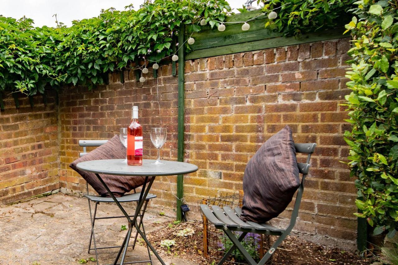 3-bedroom House With Garden, Conservatory, In Centre Of Holiday home *